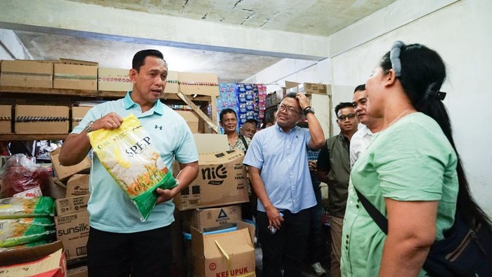 1762688487098-kepala-bulog-tinjau-pasokan-beras-sphp-di-sumut-dok-bulog-sumut-1762673779580_169