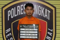 1762688519218-tampang-pelaku-ph-saat-diamankan-petugas-kepolisian-foto-dok-polres-langkat-1762223847305_169