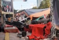1762709902571-sebuah-mobil-menabrak-tenda-acara-maulid-nabi-muhammad-saw-di-depan-masjid-baitushobri-kembangan-jakarta-barat-ahad-9112025-pa-1762678527627_169