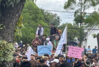 1762753302512-para-pemuka-agama-ikut-menyerukan-tutup-tpl-dalam-aksi-unjuk-rasa-di-depan-kantor-gubernur-sumut-medan-kartika-saridetiksumut-1762748837041_169