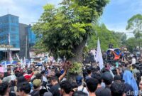 1762775431783-massa-tuntut-tutup-tpl-menanti-gubernur-sumut-bobby-nasution-menemui-mereka-kartika-saridetiksumut-1762758241043_169