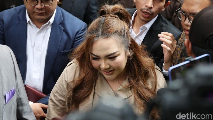 1762796586493-lisa-mariana-penuhi-panggilan-kpk-di-kasus-bjb-1755840156829_169