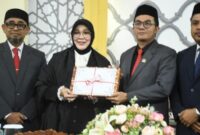 1762796662343-wali-kota-banda-aceh-illiza-serahkan-raqan-apbk-2026-ke-dprk-banda-aceh-dok-pemkot-banda-aceh-1762780388226_169