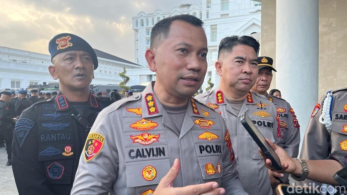 1762796711140-teks-foto-kapolrestabes-medan-kombes-jean-calvijn-simanjuntak-saat-diwawancarai-usai-pengamanan-aksi-di-kantor-gubernur-sumut--1762775058952_169