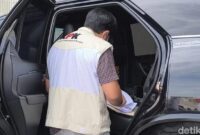 1762796732393-foto-penyidik-kpk-saat-memeriksa-mobil-pejabat-di-lingkungan-pemprov-riau-raja-adil-siregardetiksumut-1762773523155_169