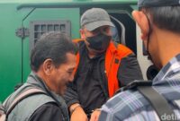 1762947759658-eks-kadis-pupr-sumut-topan-ginting-saat-tiba-di-pn-medan-nizar-aldidetikcom-1759374451085_169