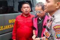 1762969422336-tersangkan-ias-dibawa-masuk-mobil-tahanan-kejari-medan-dok-instagram-kejari-medan-1762960728960_169