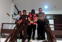 1763034186623-kadis-koperasi-ukm-perindustrian-dan-perdagangan-kota-medan-benny-iskandar-nasution-diboyong-dari-kejari-medan-nizar-aldidetik-1763020413657_169