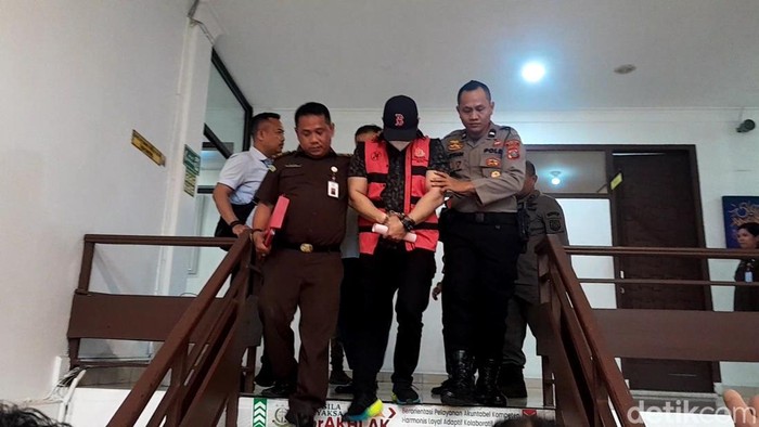 1763034186623-kadis-koperasi-ukm-perindustrian-dan-perdagangan-kota-medan-benny-iskandar-nasution-diboyong-dari-kejari-medan-nizar-aldidetik-1763020413657_169