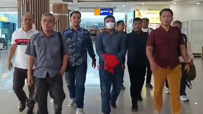 1763034212935-kejati-kepri-tangkap-dpo-buronan-kasus-tindak-pidana-korupsi-pembangunan-jembatan-tanah-merah-di-kecamatan-teluk-bintan-kabupa-1763016114400_169