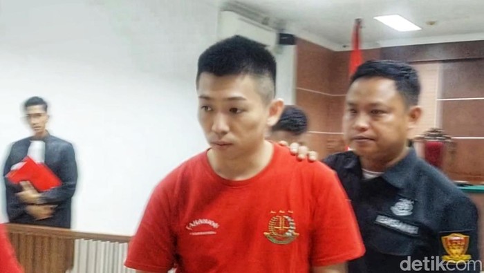 1763055711763-terdakwa-touzen-alias-ajun-usai-persidangan-di-pn-batamalamudindetikcom-1763043705190_169