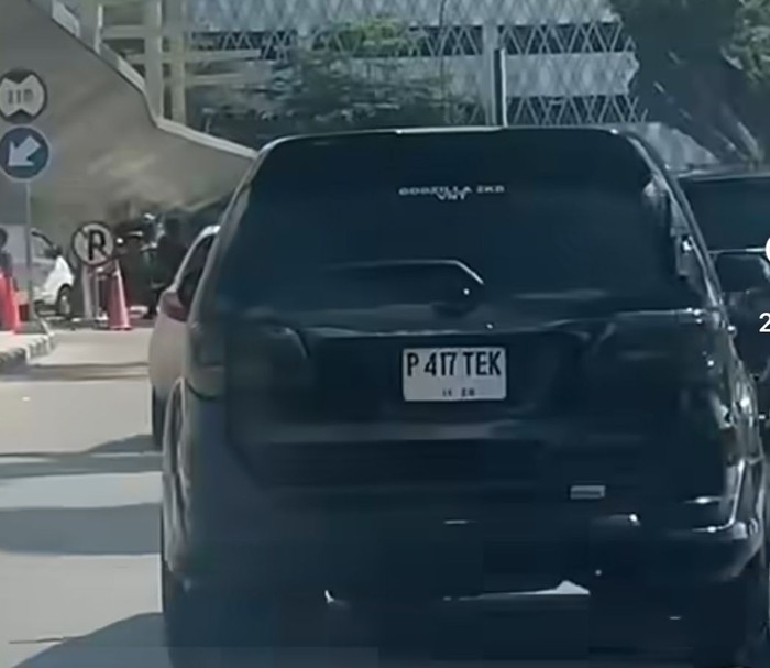 1763055717470-pelat-mobil-fortuner-yang-menggunakan-pelat-nyeleneh-foto-sumutnusantarainstagram-1763042588420