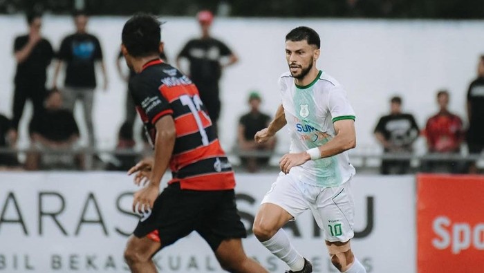 1763055835519-pemain-psms-medan-barata-mencoba-melewati-pemain-persekat-tegal-dok-instagram-psms-medan-1763033034704_169