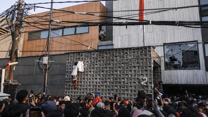 1763120510959-detik-detik-massa-geruduk-rumah-sahroni-ambil-barang-berharga-1756561677020_169