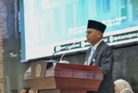 1763141939631-keterangan-foto-wagubsu-surya-saat-menyampaikan-rencana-penambahan-modal-berupa-3-aset-tanah-dan-bangunan-ke-bank-sumut-di-par-1763132676805_169