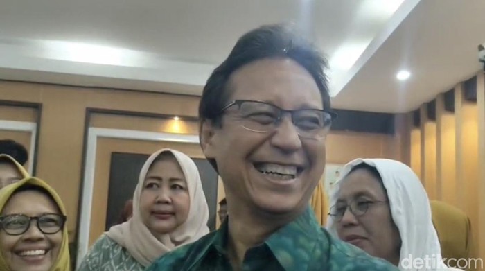 1763162542269-menkes-budi-gunadi-sadikin-usai-memberikan-ceramah-kesehatan-di-universitas-muhammadiyah-sidoarjo-1762670096913_169