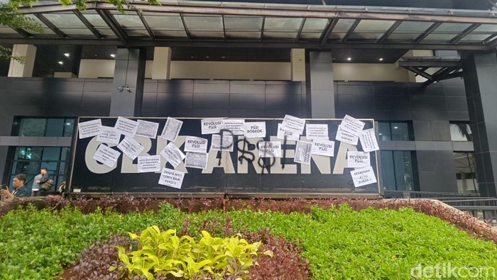 1763162576749-ketum-pssi-erick-thohir-dituntut-mundur-1763118584229_169