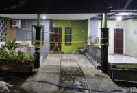 1763185074131-lokasi-penemuan-mayat-pria-tergantung-di-kamar-mandi-dengan-pisau-tertancap-di-dada-di-kecamatan-boja-kendal-jumat-14112025-ma-1763168993676_169