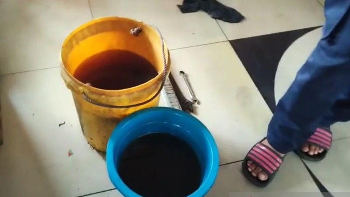 1763206407313-solar-mobil-damkar-makassar-mau-dicolong-1763178563836_169