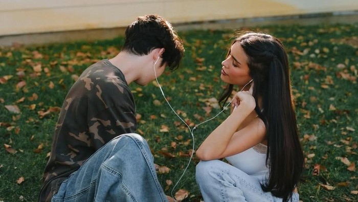1763271312324-potret-madison-beer-dan-sean-kaufman-di-music-video-bittersweet-dok-instagram-madisonbeerhq-1763265907154_169
