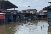 1763271325693-banjir-rob-merendam-rumah-warga-di-kelurahan-belawan-bahagia-kecamatan-belawan-medan-raja-malo-sinagadetiksumut_169