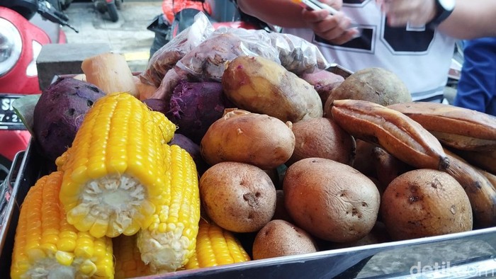 1763271439385-potret-jajanan-si-paling-sehat-yang-lagi-viral-serba-rebusan-kukusan-1762974366366_169