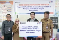 1763293058483-penyerahan-beasiswa-untuk-siswa-berprestasi-dan-kurang-mampu-di-padang-foto-dok-bri-region-3-padang-1763280896933_169