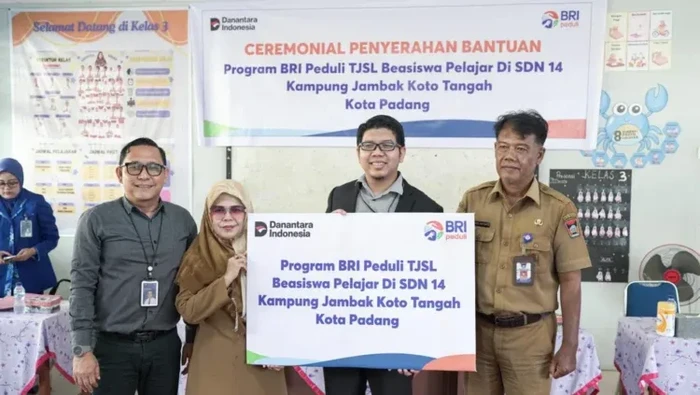 1763293058483-penyerahan-beasiswa-untuk-siswa-berprestasi-dan-kurang-mampu-di-padang-foto-dok-bri-region-3-padang-1763280896933_169