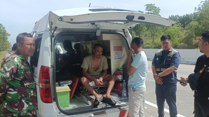 1763358485235-sopir-truk-saat-mendapat-perawatan-usai-dirampok-di-mesuji-lampung-1763292988213_169