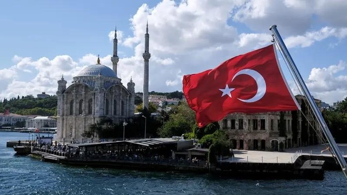 1763379900398-bendera-turki-berkibar-di-istanbul-1763352625496_169