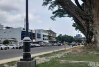 1763379983338-tepi-jalan-balai-kota-dan-bukit-barisan-yang-menjadi-lokasi-parkir-pengunjung-lapangan-merdeka-medan-rechtin-hani-ritongadetik-1763366968759_169