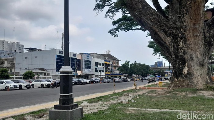 1763379983338-tepi-jalan-balai-kota-dan-bukit-barisan-yang-menjadi-lokasi-parkir-pengunjung-lapangan-merdeka-medan-rechtin-hani-ritongadetik-1763366968759_169