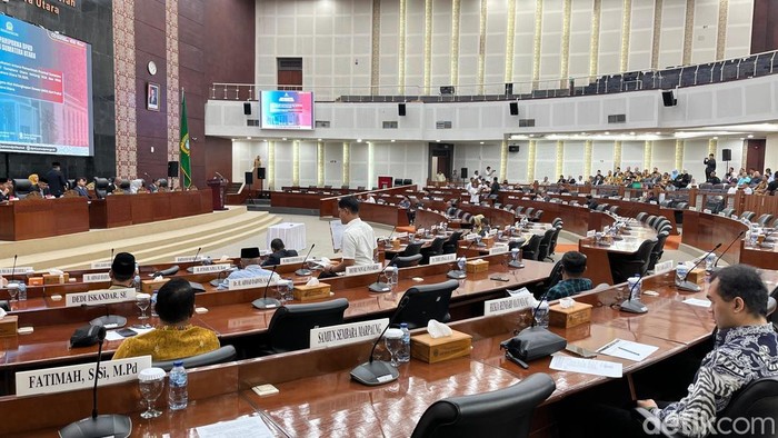 1763379989684-suasana-ruang-rapat-paripurna-dprd-sumut-finta-rahyunidetiksumut-1757994117515_169