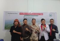 1763401158954-pimpinan-organisasi-berfoto-bersama-seusai-konferensi-pers-di-kantor-jpic-medan-senin17112025-foto-juita-sinuhajidetiksumu-1763393272340_169