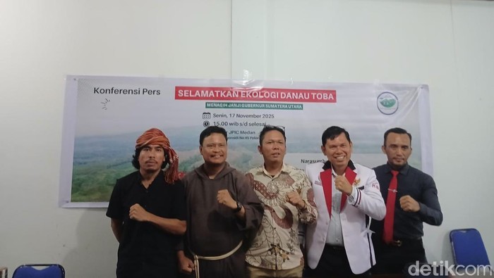 1763401158954-pimpinan-organisasi-berfoto-bersama-seusai-konferensi-pers-di-kantor-jpic-medan-senin17112025-foto-juita-sinuhajidetiksumu-1763393272340_169