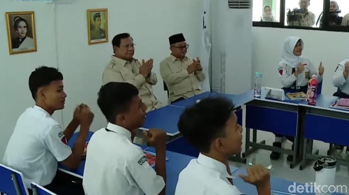 1763401192565-prabowo-subianto-di-smpn-4-bekasi-1763355597515_169