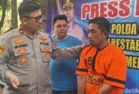 1763401239862-pelaku-saat-diwawancarai-petugas-kepolisian-foto-finta-rahyunidetiksumut-1763384466440_169