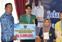 1763401256475-wakil-wali-kota-sibolga-pantas-maruba-lumban-tobing-menyerahkan-beasiswa-secara-simbolis-kepada-mahasiswa-foto-dok-diskominfo--1763384874120_169
