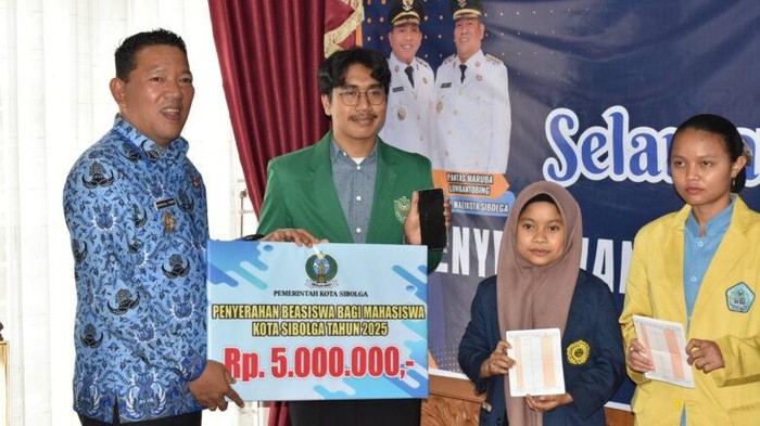 1763401256475-wakil-wali-kota-sibolga-pantas-maruba-lumban-tobing-menyerahkan-beasiswa-secara-simbolis-kepada-mahasiswa-foto-dok-diskominfo--1763384874120_169
