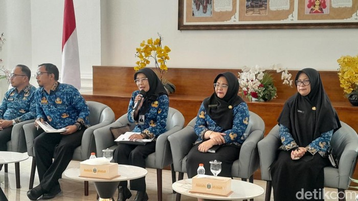 1763401288162-kadis-p3akb-sumut-dwi-endah-purwanti-saat-konfrensi-pers-di-kantor-gubsu-foto-nizar-aldidetiksumut-1763379502352_169