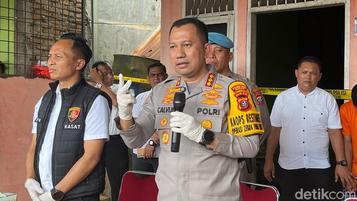 1763550359965-kapolrestabes-medan-kombes-jean-calvijn-simanjuntak-saat-konferensi-pers-di-lokasi-kejadian-finta-rahyunidetiksumut-1763537284612_169