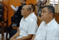 1763550361896-eks-kadis-pupr-sumut-topan-ginting-menjalani-sidang-perdana-sebagai-terdakwa-di-pengadilan-tipikor-medan-juitadetikcom-1763537094594_169