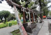 1763550364394-kondisi-halte-di-jalan-putri-hijau-kota-medan-sudah-lapuk-dan-berkarat-rechtin-hani-ritongadetiksumut-1763530475509_169