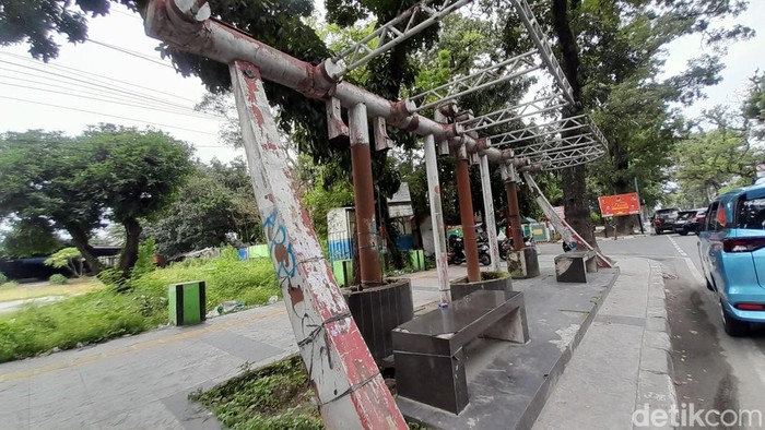 1763550364394-kondisi-halte-di-jalan-putri-hijau-kota-medan-sudah-lapuk-dan-berkarat-rechtin-hani-ritongadetiksumut-1763530475509_169