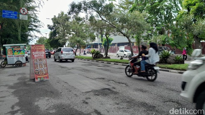 1763571974649-kondisi-aspal-di-jalan-dr-mansyur-medan-depan-kampus-universitas-sumatra-utara-dipenuhi-lubang-rechtin-hani-ritongadetiksumut-1763520337571_169