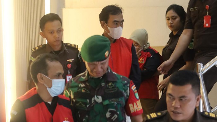 1763571976107-kejari-karimun-tetapkan-empat-tersangka-kasus-korupsi-dana-hibah-kpu-2024-foto-dok-kejari-karimun-1763554968825_169