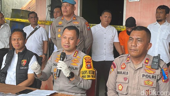 1763571977471-kaporlestabes-medan-kombes-calvijn-saat-konferensi-pers-kasus-pembunuhan-foto-finta-rahyunidetiksumut-1763552661590_169