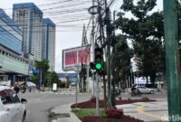 1763615223973-kabel-semrawut-di-persimpangan-jalan-perintis-kemerdekaan-dan-jalan-putri-hijau-kota-medan-rechtin-hani-ritongadetiksumut-1763606802211_169