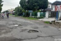 1763636760949-jalan-pelita-vi-kota-medan-yang-berlubang-di-beberapa-titik-rechtin-hani-ritongadetiksumut-1763621696505_169