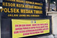 1763636766265-spanduk-berisi-larangan-agar-pengemudi-ojol-tidak-parkir-di-depan-polsek-medan-timur-jalan-jawa-kota-medan-finta-rahyunidetiks-1763620134053_169